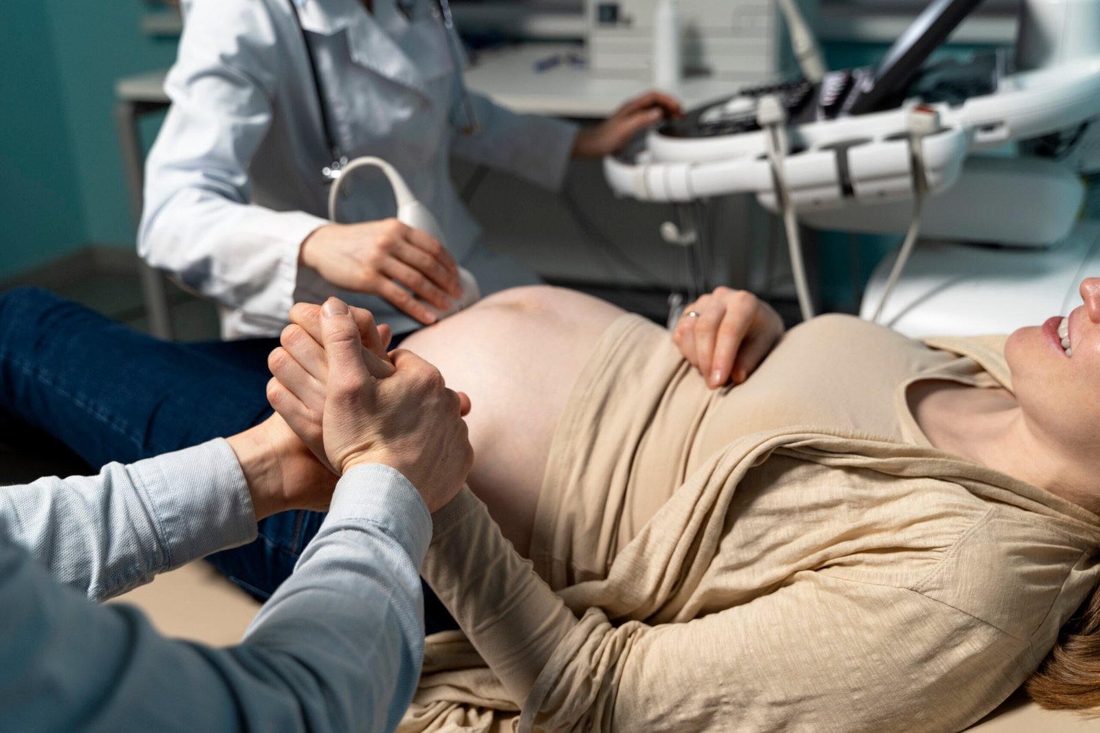 gynecologist-performing-ultrasound-consultation
